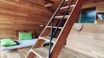 Chalet superior, balcón, vista a la colina | Interior