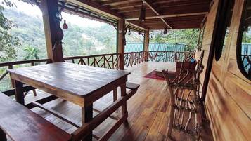 Appartement, vue colline, côté montagne | Restauration extérieure