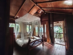 Standaard boomhut, uitzicht op heuvels