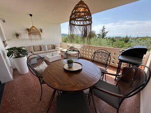 Outdoor dining - Condo in Roses · ★4.68 (Roses)
