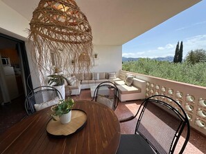 Outdoor dining - Condo in Roses · ★4.68 (Roses)