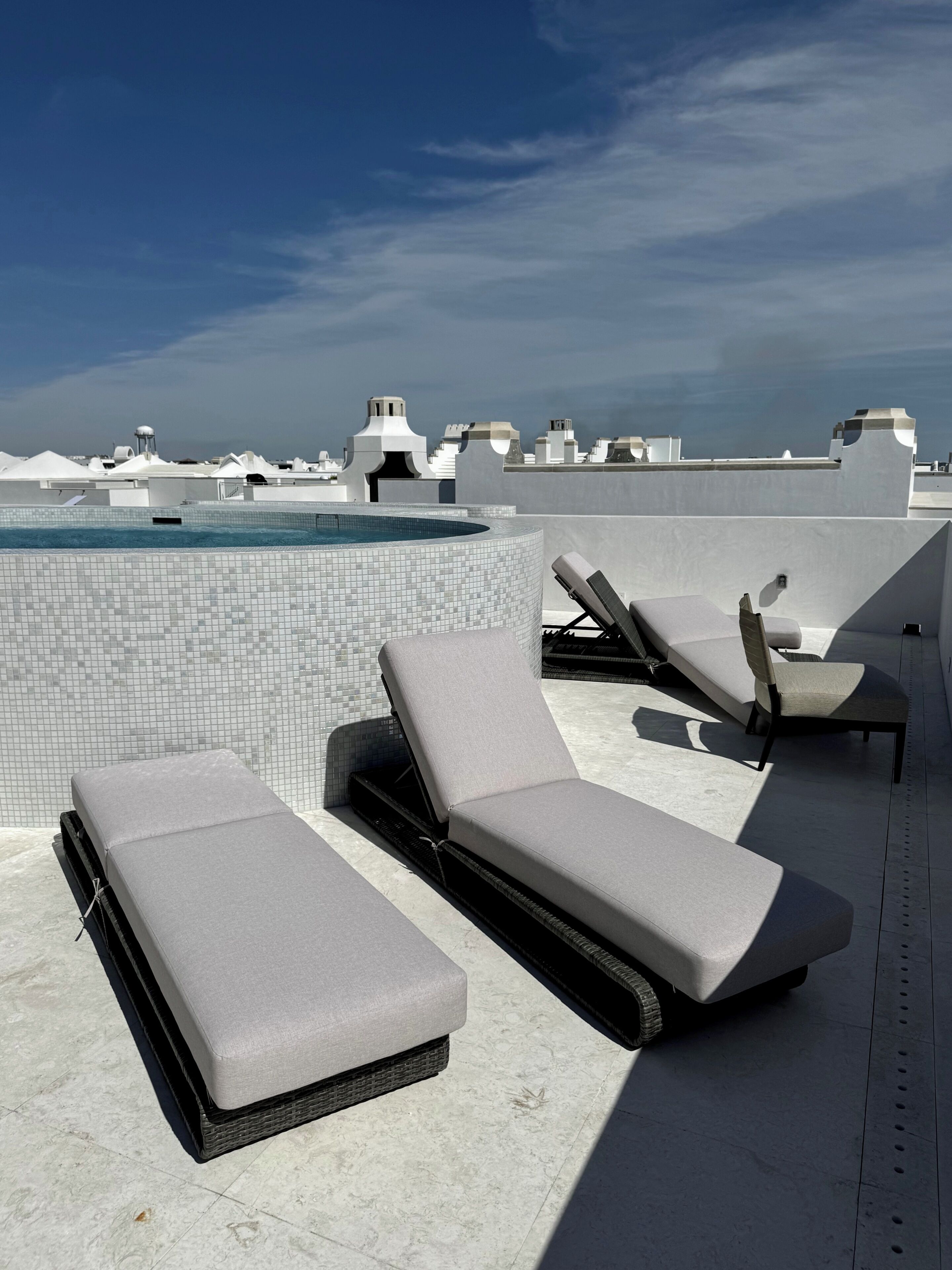 Una piscina al aire libre, una piscina climatizada