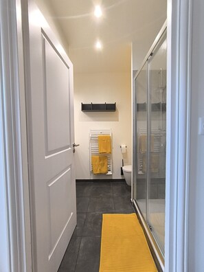 Shower, eco-friendly toiletries, hair dryer, towels - Le Yellow: Design Studio, Fibre, Metz Center (Metz)