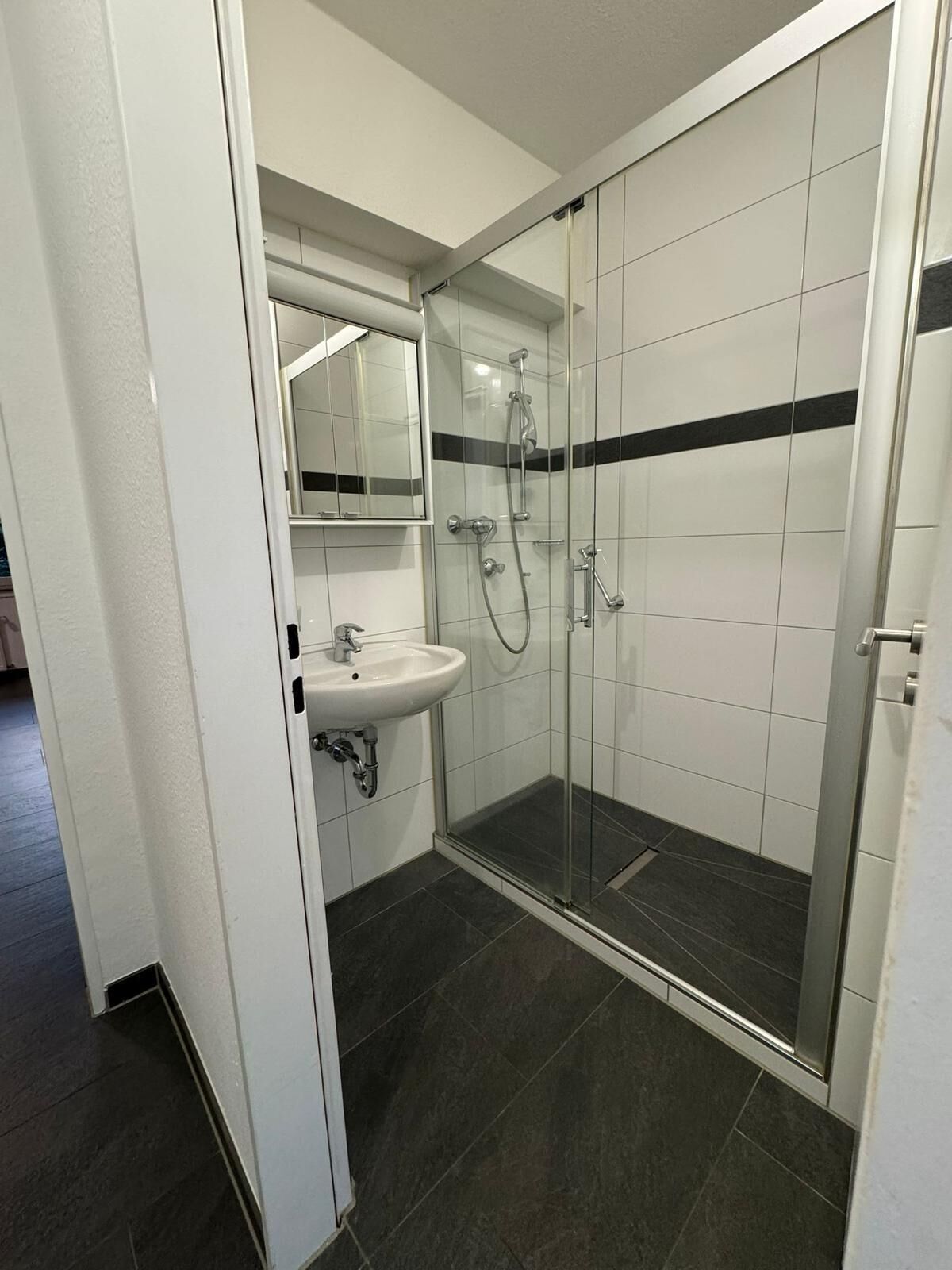 Haartrockner, Handtücher, Seife, Toilettenpapier