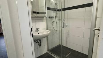 Haartrockner, Handtücher, Seife, Toilettenpapier