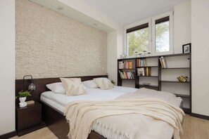 2 bedrooms, desk, iron/ironing board, travel cot - Family Apartment | Workplace, Close to Metro (Warszawa)
