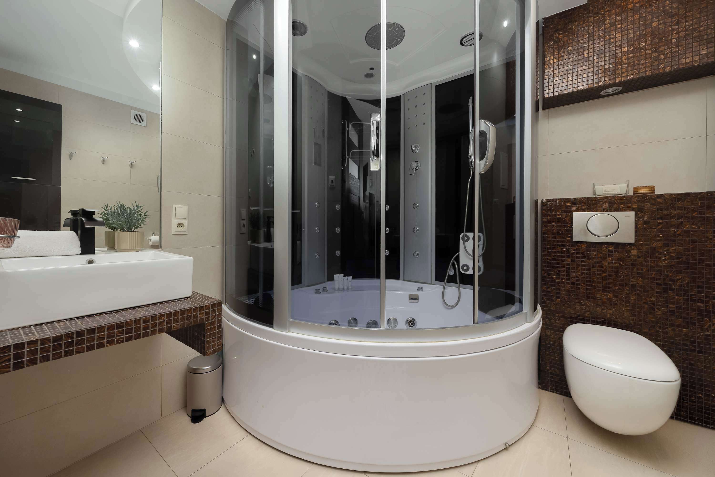 Een douche, een haardroger, handdoeken, shampoo