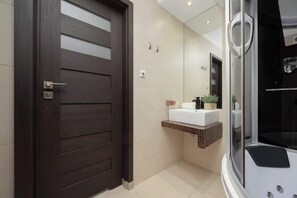 Een douche, een haardroger, handdoeken, shampoo