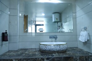 Douche, baignoire à jets, sèche-cheveux, serviettes fournies