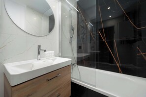 Shower, hair dryer, towels, shampoo - Comfortable Apartment | Close to Wroclaw's Attractions (Wrocław)