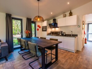 Kühlschrank, Mikrowelle, Geschirrspüler, Kochgeschirr/Geschirr/Besteck