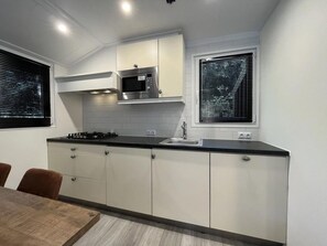Kühlschrank, Mikrowelle, Geschirrspüler, Kochgeschirr/Geschirr/Besteck