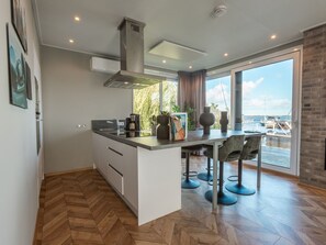 Fridge, microwave, dishwasher, cookware/dishes/utensils - Vakantiepark Wiedense meren - Villa Waterrijk by Interhome (Wanneperveen)