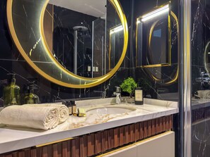 Douche, sèche-cheveux, serviettes fournies, savon