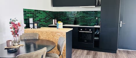 Fridge, oven, dishwasher, cookware/dishes/utensils