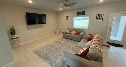 Modern East El Paso Home-Near Fort Bliss,Shops & Dining.