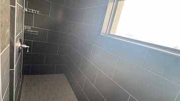 Dusche, Handtücher, Toilettenpapier
