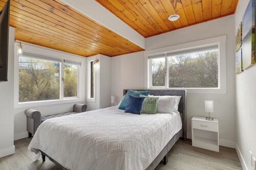 Main House - Spacious Modern Retreat w/Wood Accents - Sleeps 12
