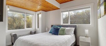 Main House - Spacious Modern Retreat w/Wood Accents - Sleeps 12