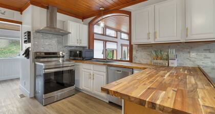 Main House - Spacious Modern Retreat w/Wood Accents - Sleeps 12