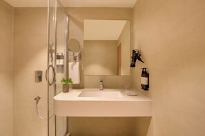 Douche, articles de toilette gratuits, sèche-cheveux, chaussons