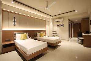 Deluxe Twin Room | Minibar, in-room safe, desk, iron/ironing board - Regenta Place CG Road (Ahmedabad)
