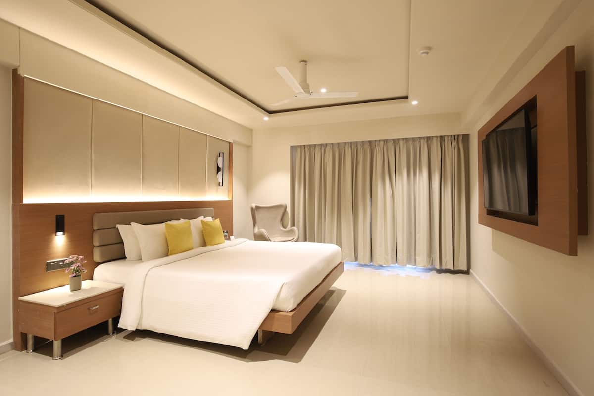 Minibar, in-room safe, desk, iron/ironing board