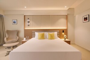 Minibar, coffres-forts dans les chambres, bureau