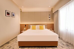  Deluxe King Room | Minibar, caja de seguridad en la habitación y escritorio 