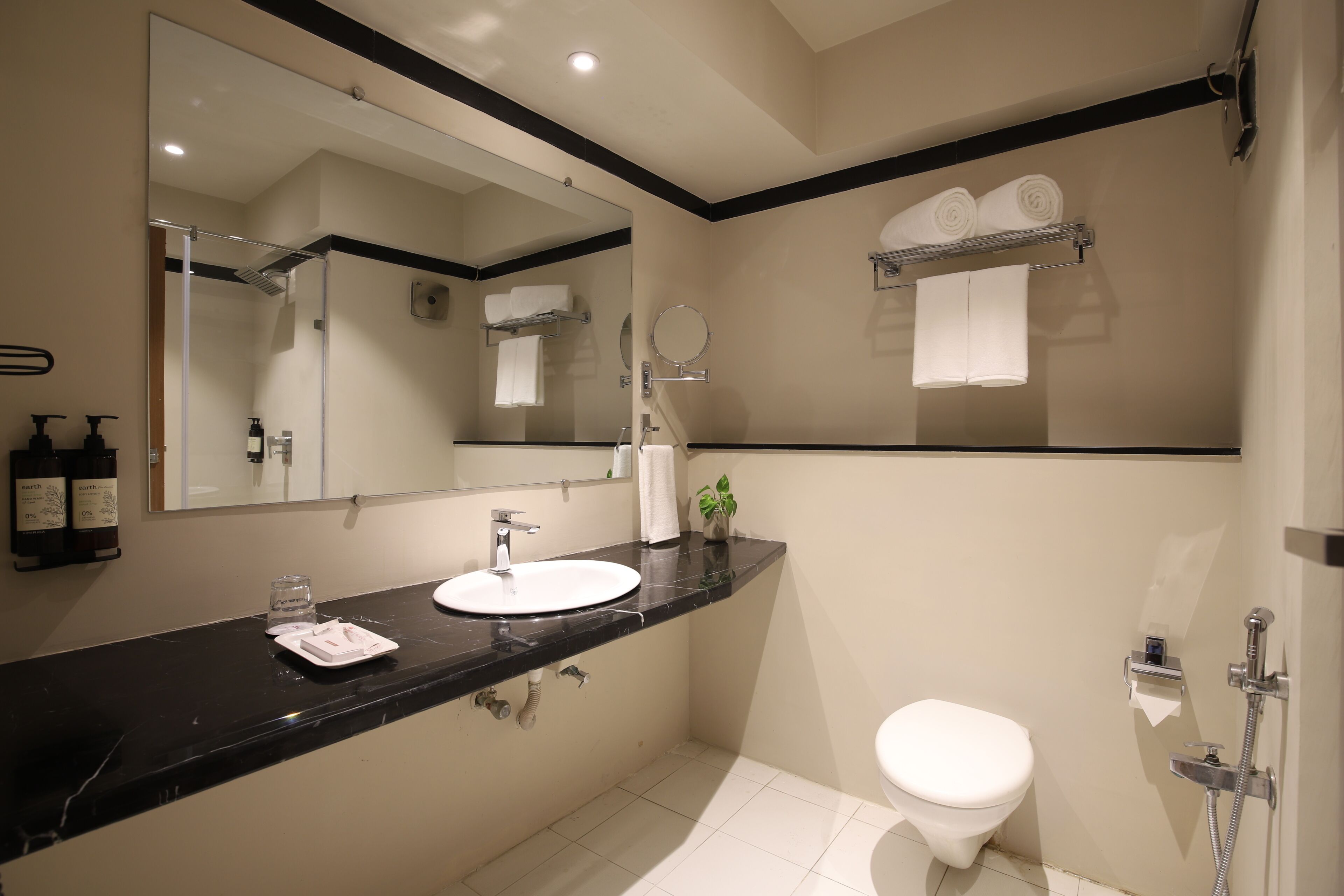 Dusche, kostenlose Toilettenartikel, Haartrockner, Hausschuhe