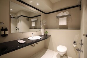 Shower, free toiletries, hair dryer, slippers - Regenta Place CG Road (Ahmedabad)