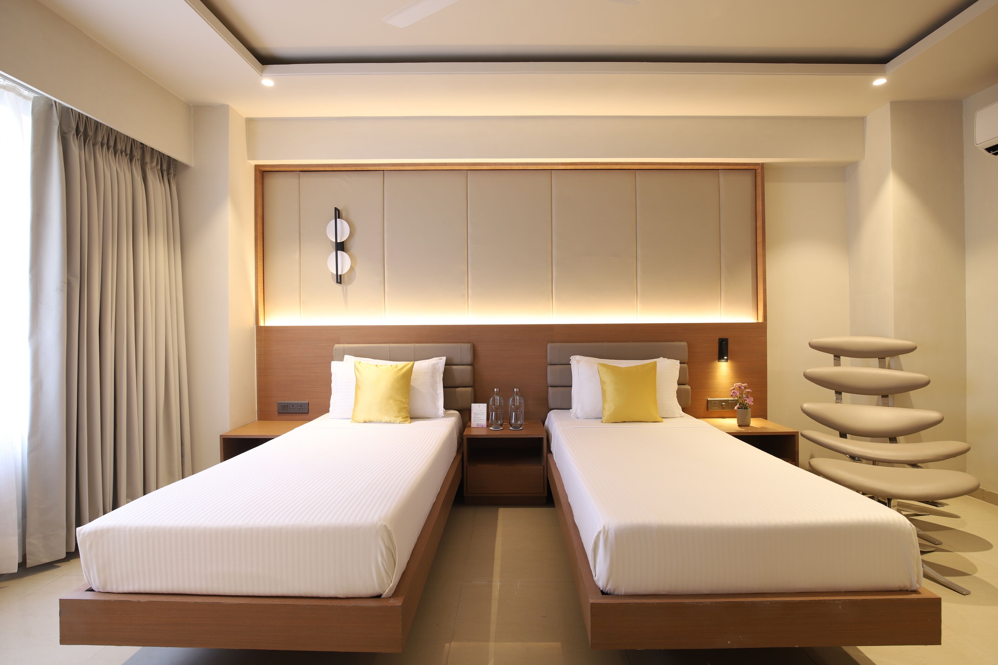 Deluxe Twin Room | Minibar, in-room safe, desk, iron/ironing board