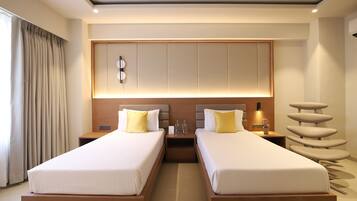 Deluxe Twin Room | Minibar, in-room safe, desk, iron/ironing board