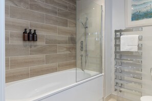 Bay View 3 Bed Apt, Moments to Beach, Sleeps 6 | Bathroom | Separate tub and shower, hair dryer, towels, soap