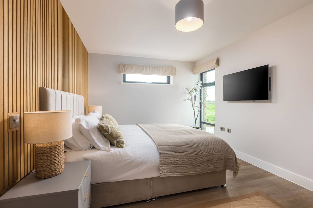 Sea View Stylish 2 Bed Apt with Sauna, Steps to Beach, Sleeps 6 | Iron/ironing board, free WiFi