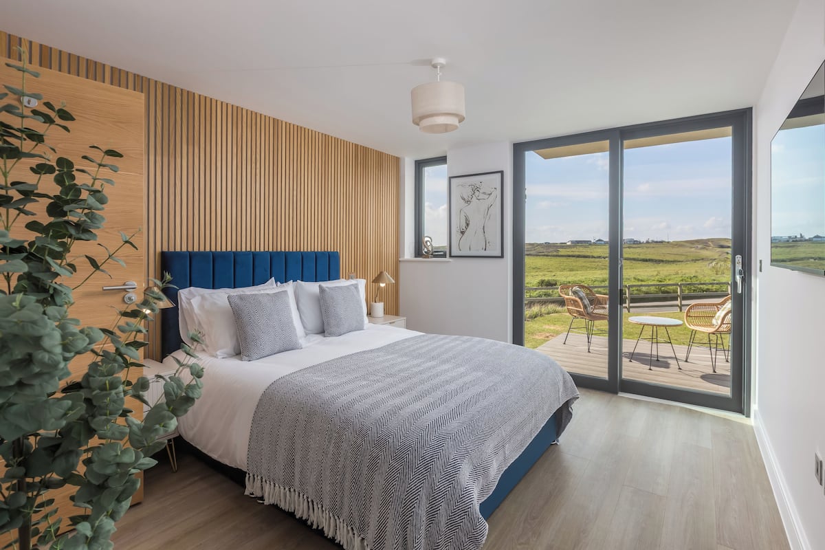 Bay View 3 Bed Apt, Moments to Beach, Sleeps 6 | Iron/ironing board, free WiFi