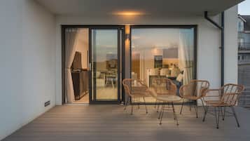 Sea View Stylish 2 Bed Apt with Sauna, Steps to Beach, Sleeps 6 | Outdoor dining