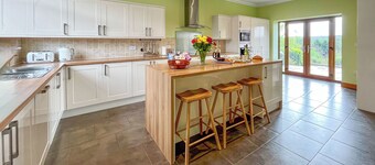 4 bedroom accommodation in Harthill