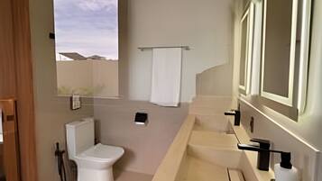Luxury Apartment | Bathroom