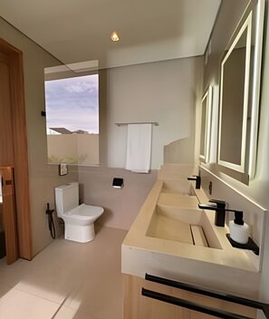 Departamento de lujo | Baño | Amenidades de baño gratuitas, jabón, papel de baño 