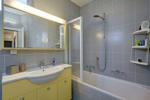 Appartement Standard, plusieurs chambres (Panoramic Lugano Loft 8min walk to) | Salle de bain | Ensemble douche/baignoire, sèche-cheveux, bidet, serviettes fournies