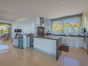 Kühlschrank, Mikrowelle, Ofen, Geschirrspüler