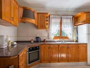 Kühlschrank, Mikrowelle, Ofen, Geschirrspüler