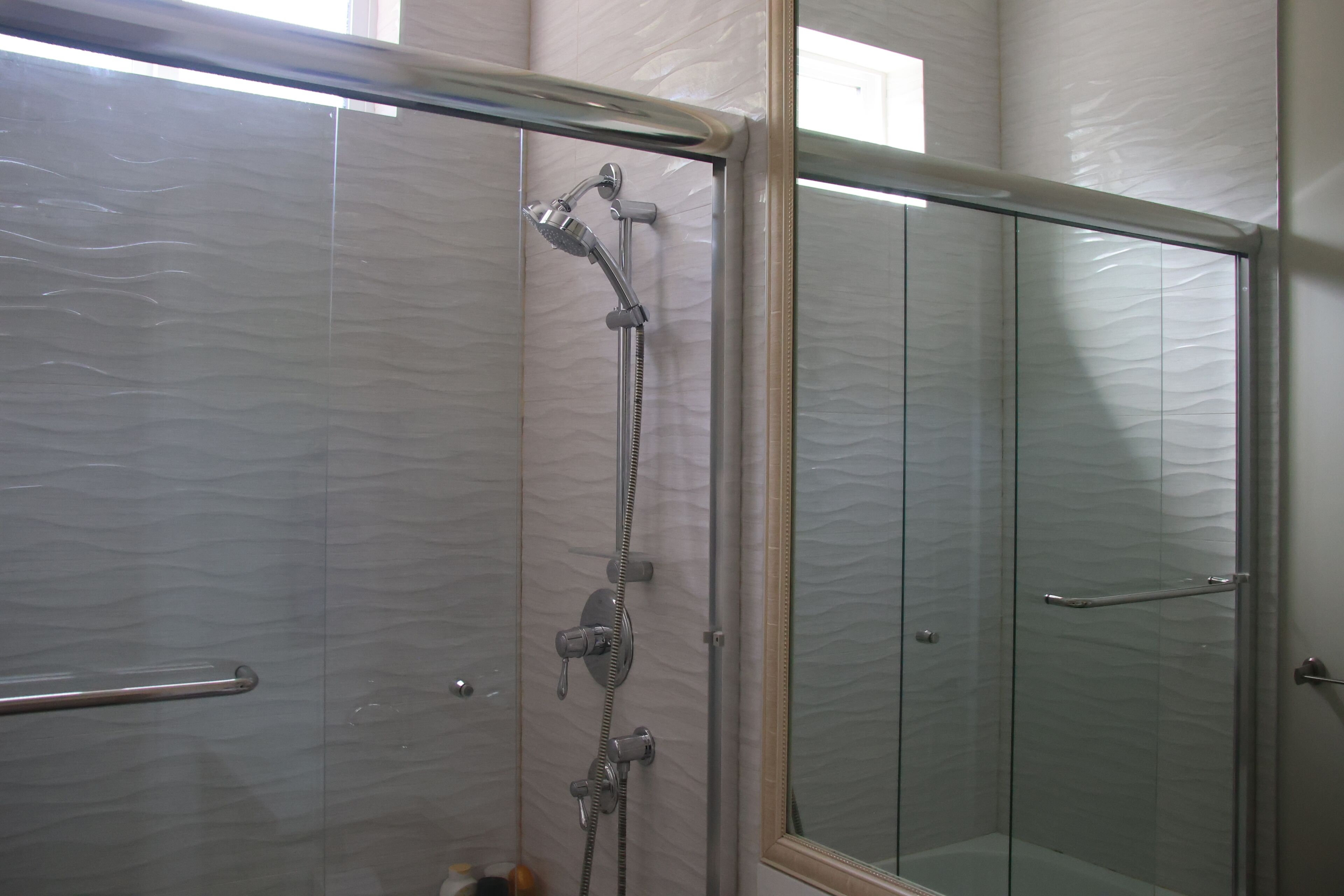 Secador de cabelo, toalhas de banho, sabonete, shampoo