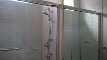Secador de cabelo, toalhas de banho, sabonete, shampoo