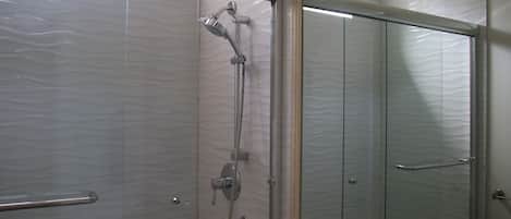 Séchoir à cheveux, serviettes fournies, savon, shampooing