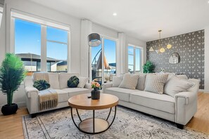 Living area - * Calgary Gem | Stylish Home w/ Patio | AC * (Calgary)