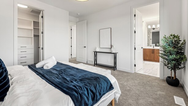 Room - * Calgary Gem | Stylish Home w/ Patio | AC * (Calgary)