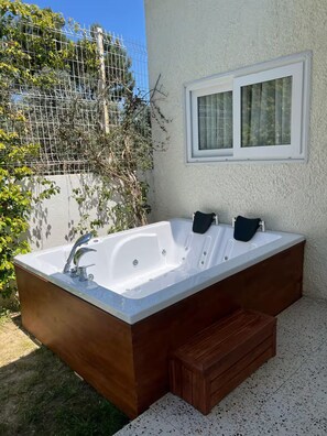 Outdoor spa tub
