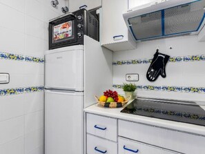 Kühlschrank, Mikrowelle, Ofen, Kochgeschirr/Geschirr/Besteck